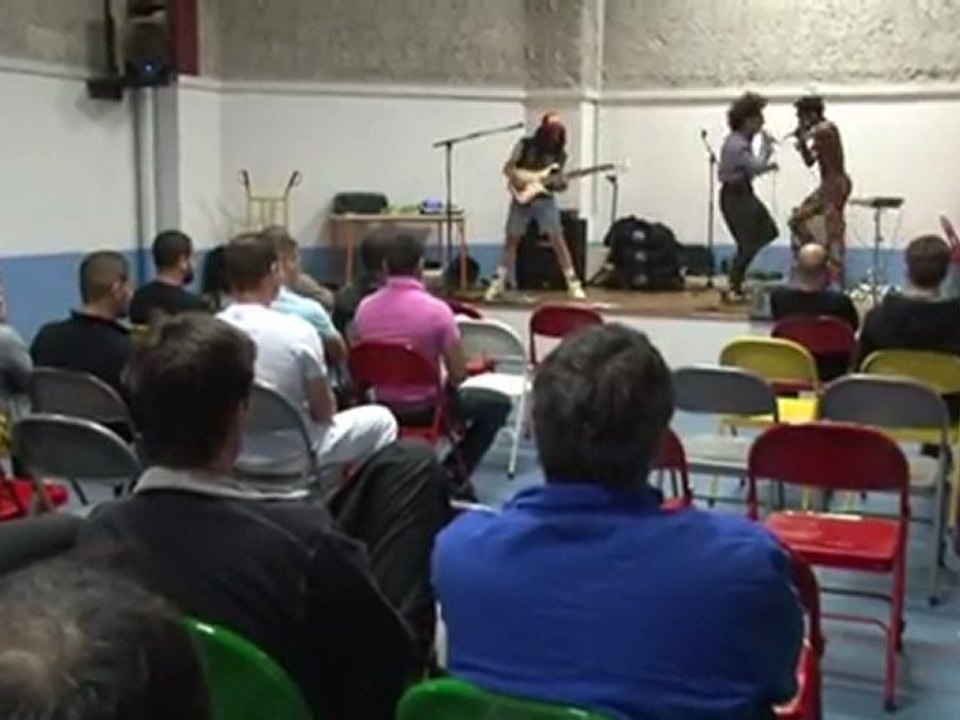 TWIN TWIN EN CONCERT À LA MAISON D'ARRÊT DES HAUTS-DE-SEINE DE NANTERRE