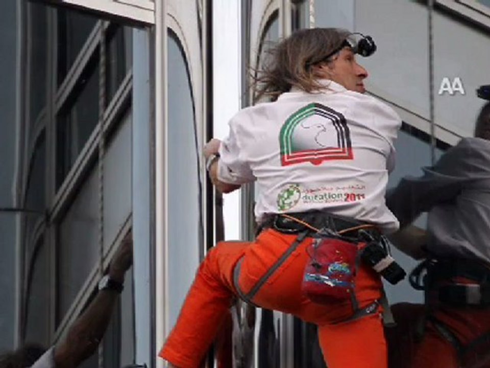 ÖRÜMCEK ADAM YİNE TIRMANDI