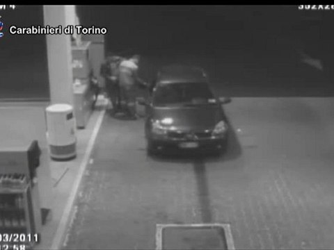 Torino - Calci e pugni al benzinaio