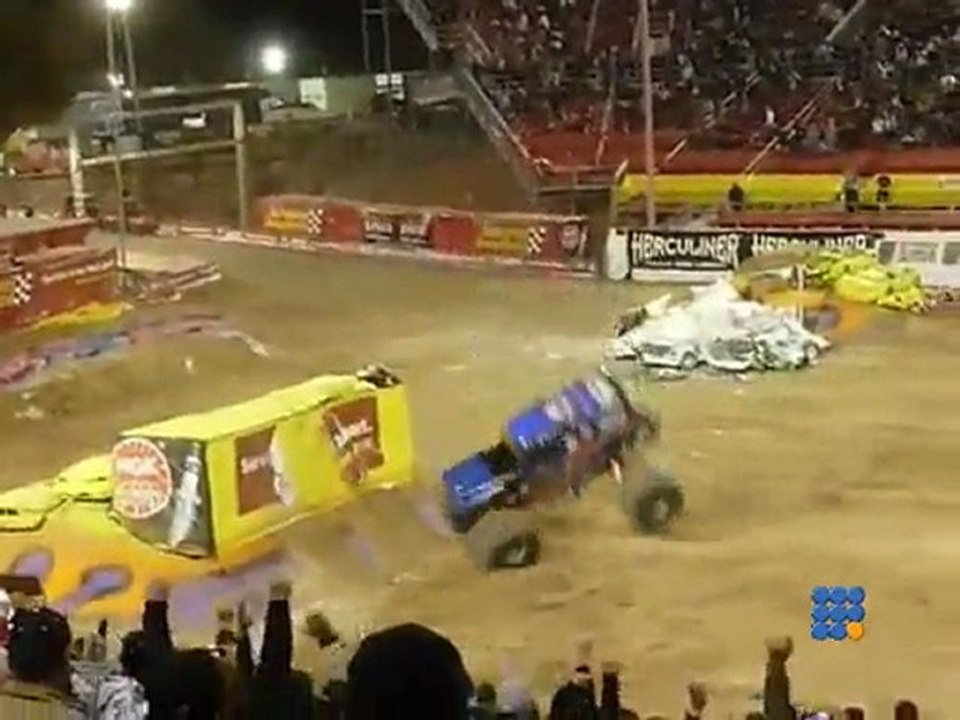 Incroyable backflip monster truck - Incredible Monster Truck Backflip