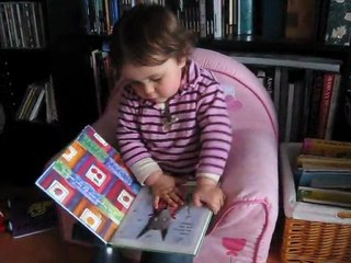 Lisa lit une histoire