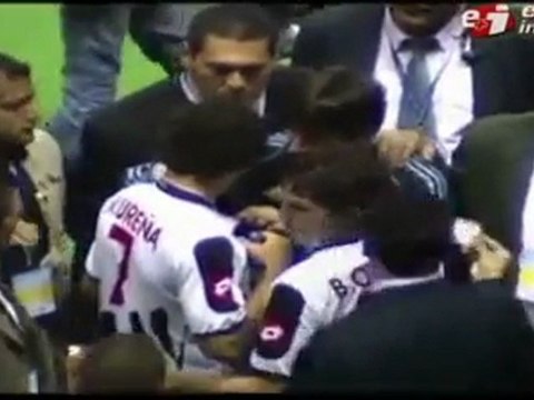 Ο Μέσι υπογράφει αυτόγραφα για τους παίκτες της Κόστα Ρίκα