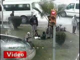 Kavşakta doğum günü kutlamak için mumları yakmaya çalışan çocuklar