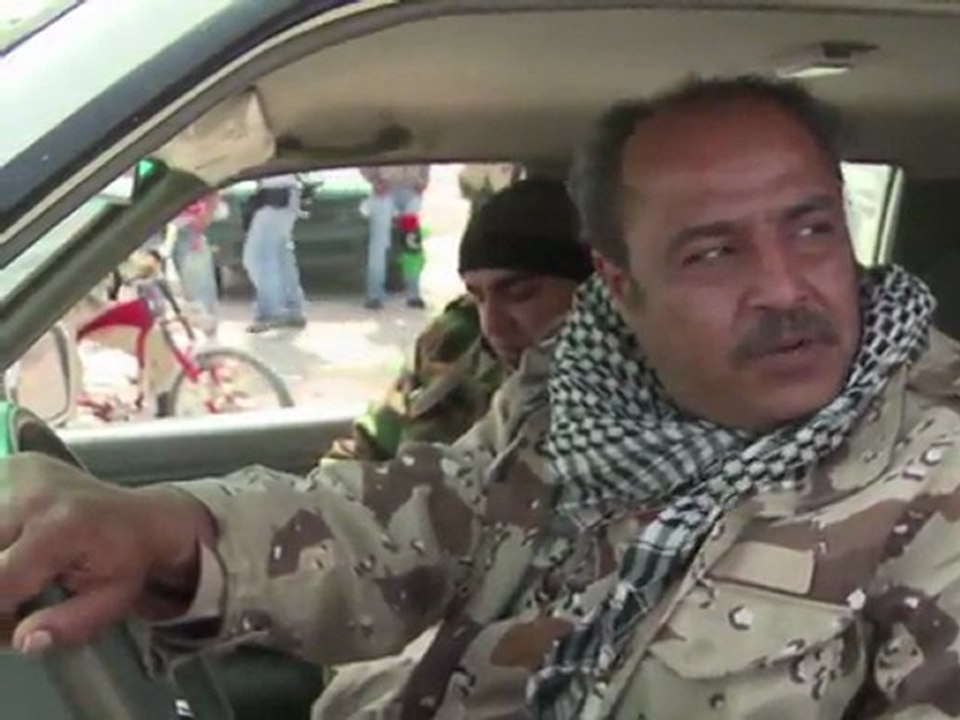 Los rebeldes libios huyen de Ras Lanuf y pierden el petróleo