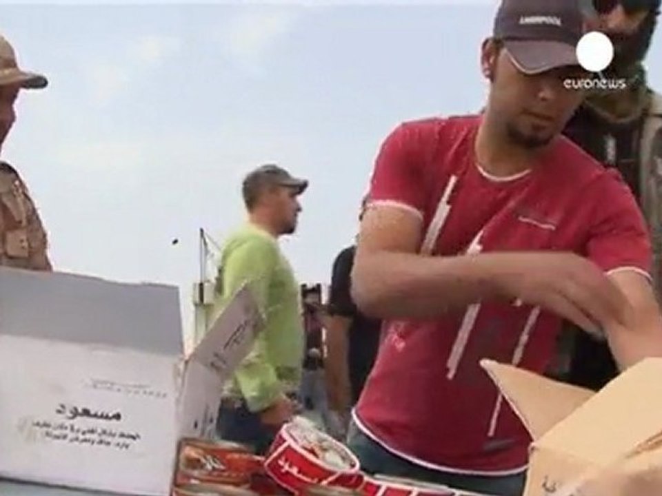 Gaddafi assault reclaims towns as rebels flee