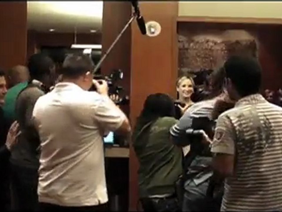 Claudia Leitte canta em jantar beneficente