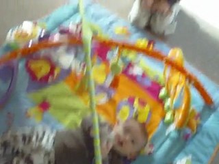 Thomas 5 mois1/2 tentative de retournement