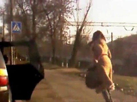 Жесть! Девушка мочит хачей на улицах Киева