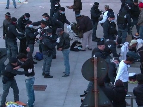 Berlusconi promet de vider Lampedusa des migrants tunisiens