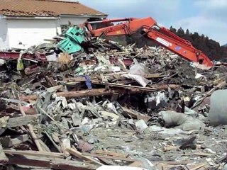 Japon: recherche de corps dans les zones dévastées