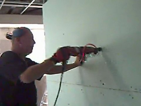 visser une plaque de plâtre (placo)