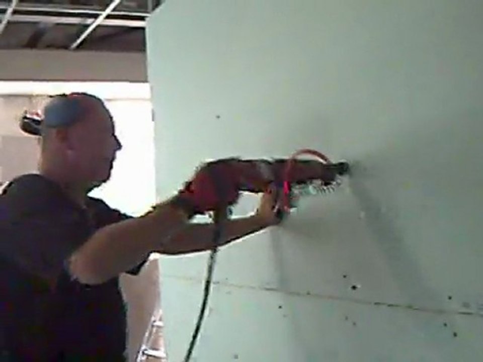 visser une plaque de plâtre (placo)