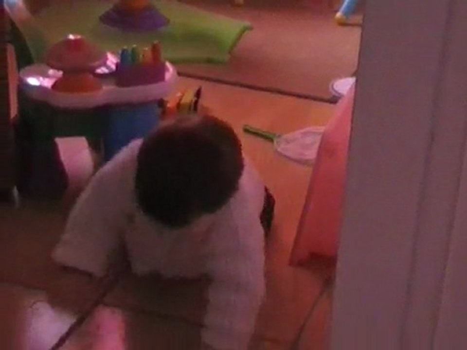 Candice "joue" et vous montre ses débuts de la marche....31 mars 2011