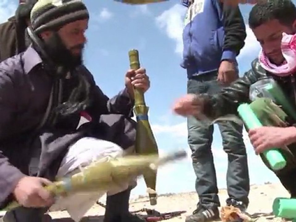 Libysche rebellen und regierungstruppen kämpfen um Ölhafen brega