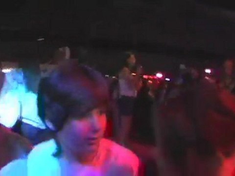 Karol sai em busca de colírios no NoCapricho