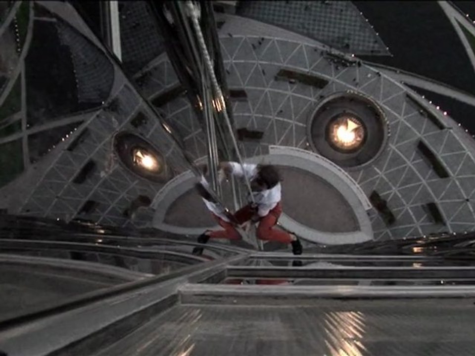 Exclusif - Alain ROBERT escalade Burj Khalifa