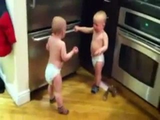 İkiz Bebeklerin Sohbeti Tık Rekoru Kırdı - VİDEO - www.olay53.com