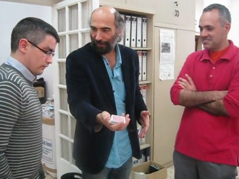 Mario el Mago hace un truco de magia