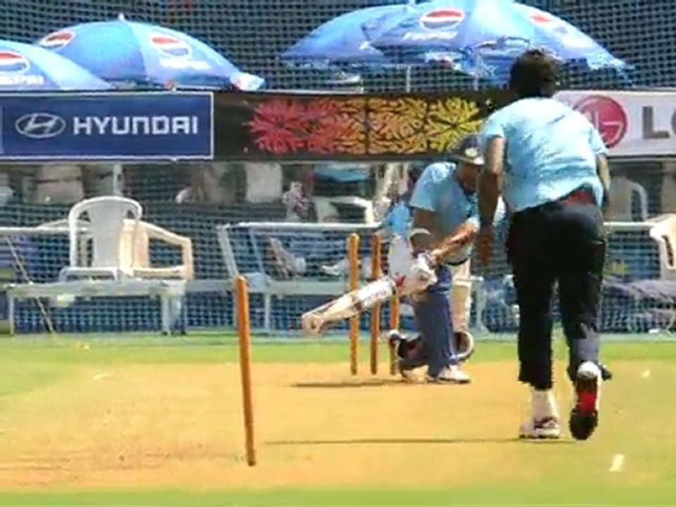 Sri Lanka call up veteran Vaas as Murali sweats