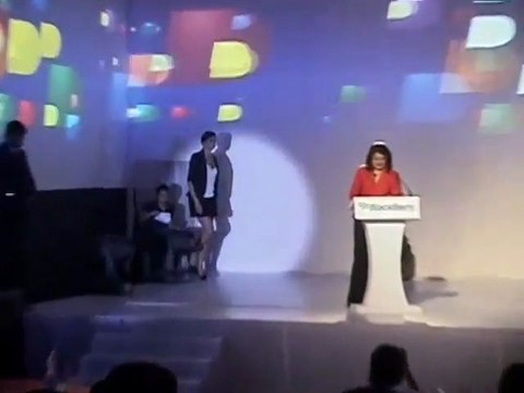 Priyanka Chopra & Deepika Padukone's Mobile War - Bollywood News