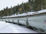 Salta un treno in corsa con lo snow