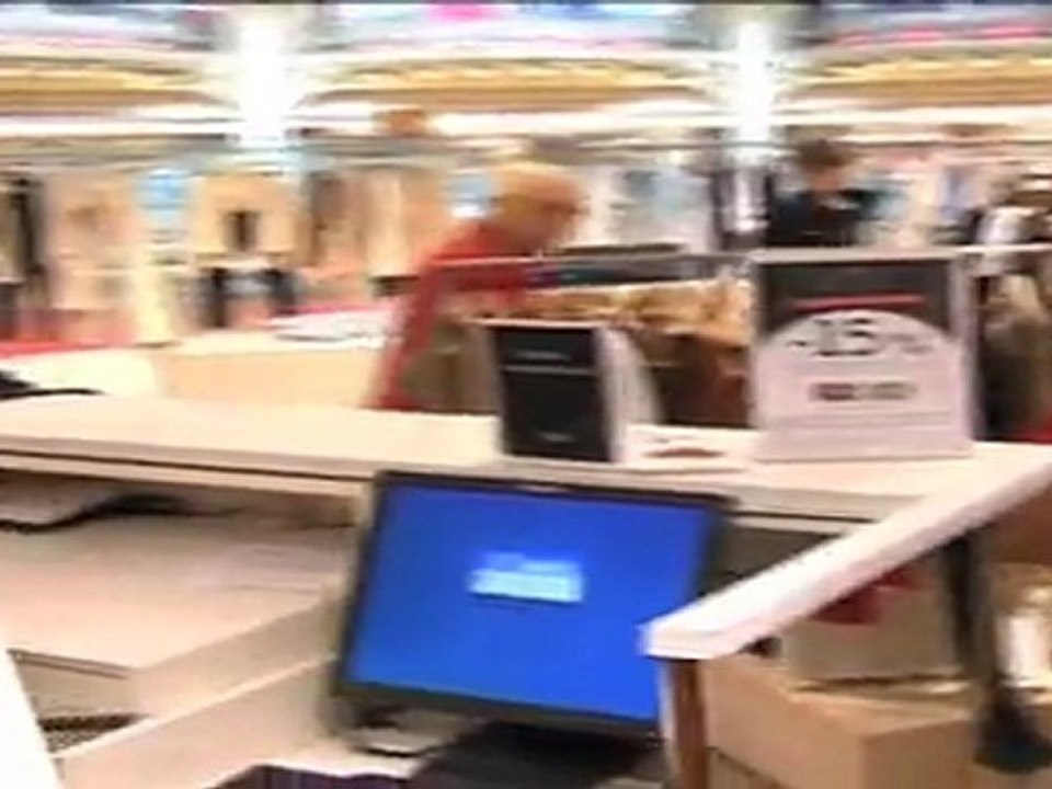 Ines de la Fressange fait son shopping aux Galeries Lafayette