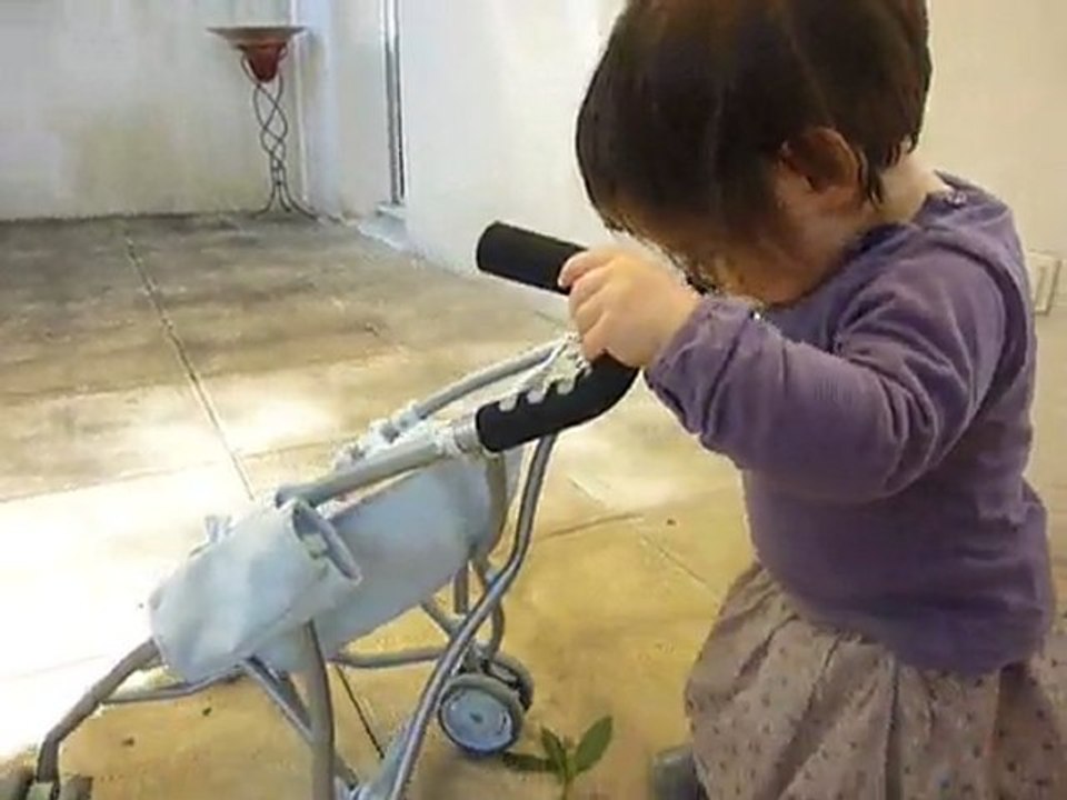 010411 Les premiers pas d Elya