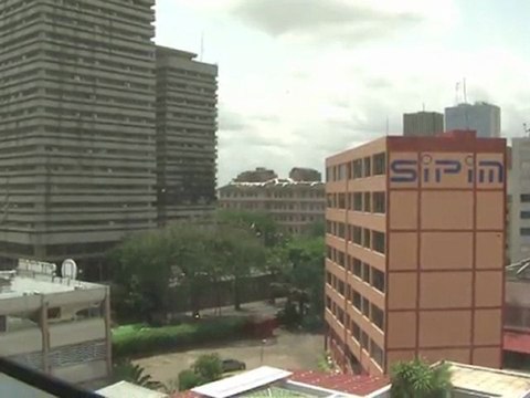 La bataille d'Abidjan fait rage, Gbagbo résiste toujours