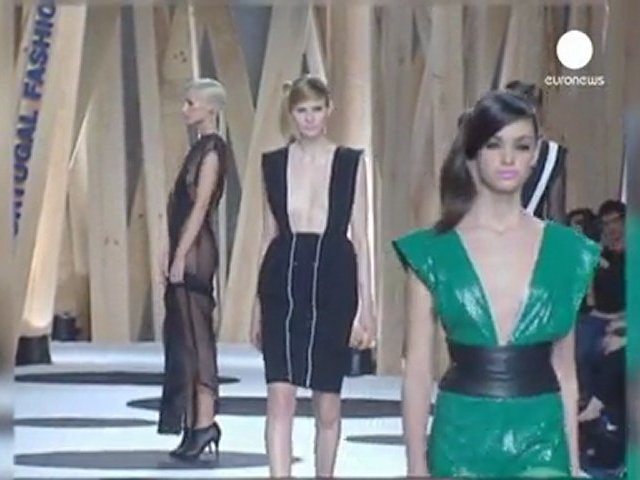 Video Donne-serpenti e scollature anti-crisi. La moda di Porto