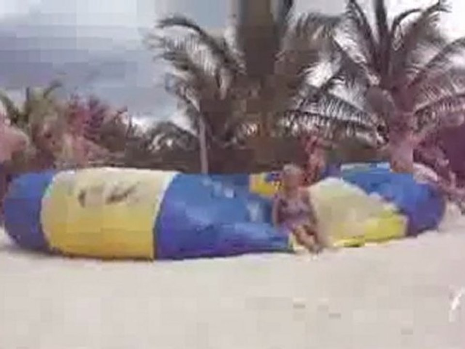 0156 - Une blonde voltige en pleine air