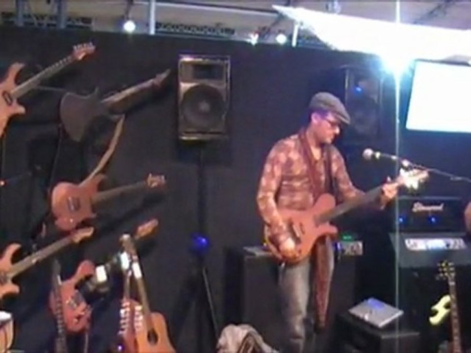 Ihâb Radwan shows PMC Guitars Byblos electric (Percus)