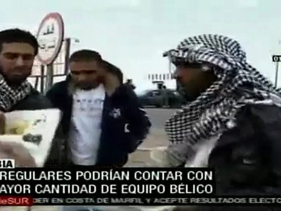 Opositores a Al Gaddafi reanudan ofensiva