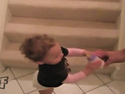 Un bébé descend les escaliers sur le ventre
