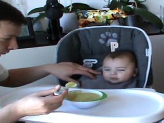 Baptiste (6mois) purée de courgettes...
