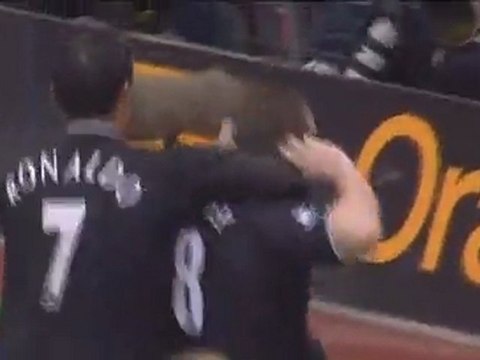 Ο Ρούνι σκοράρει κόντρα στη Λίβερπουλ