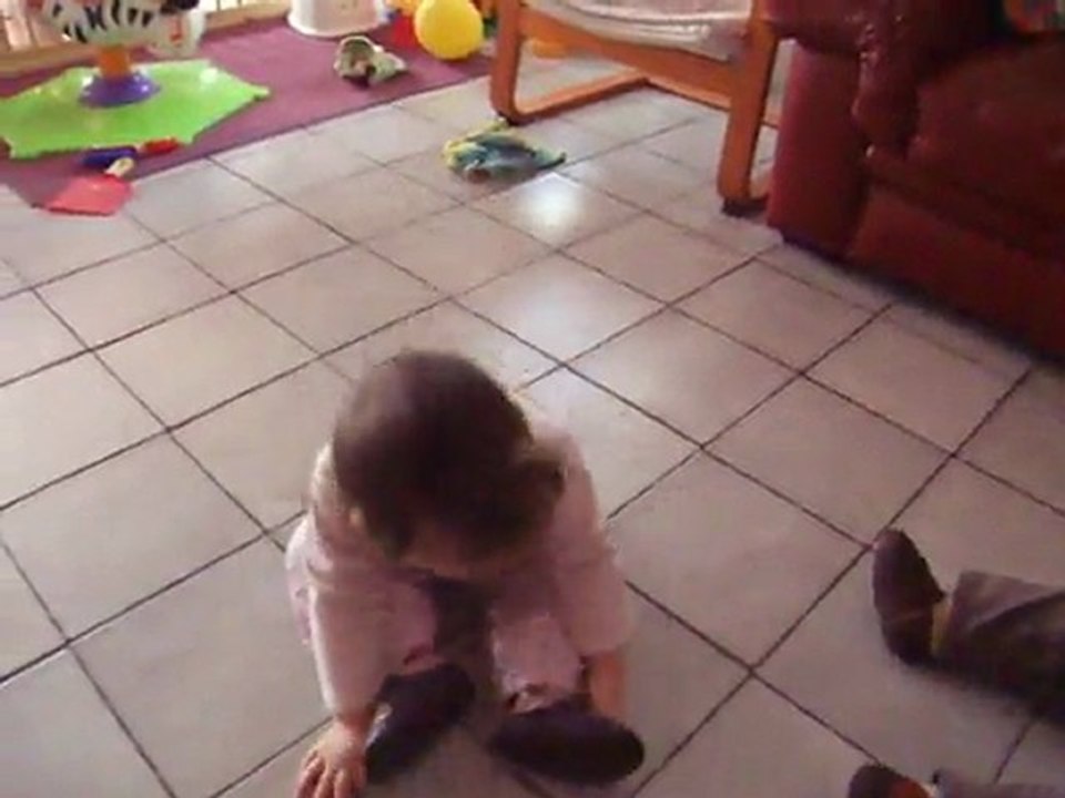 Isis et Celian jouent au ballon - 21 mois 1/2