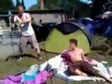 0164 - Jeunes alcoolisés montent une tente