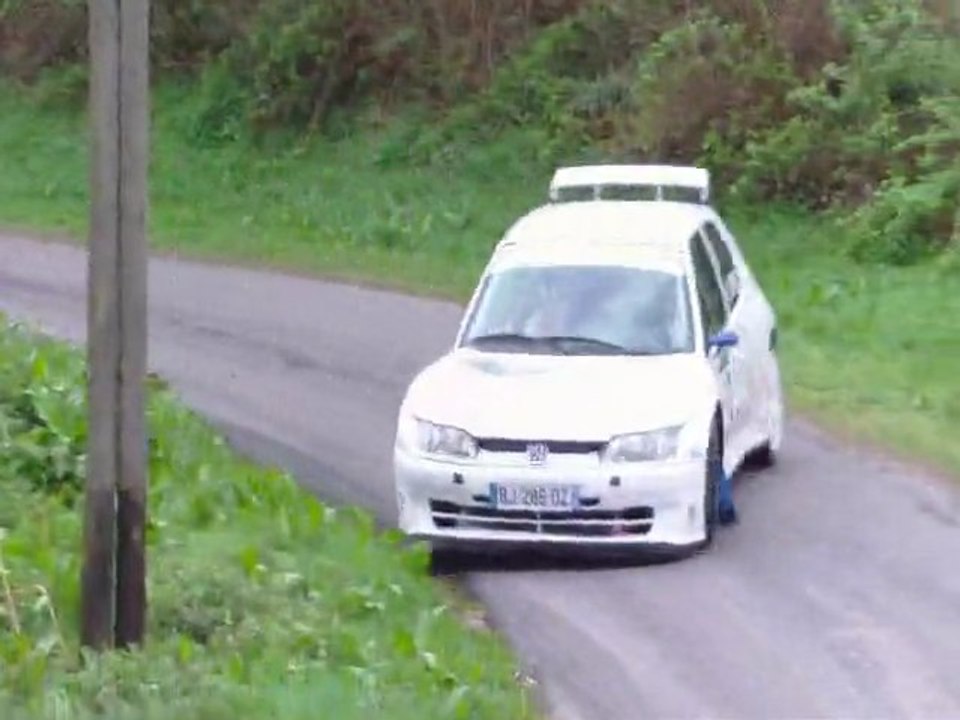 Sortie de route d' Olivier Boinet au rallye du Pays de caux 2011.