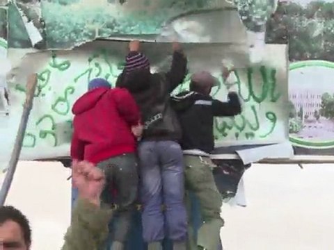 Libia: cruentos combates en Brega, renuncia un allegado a Gadafi