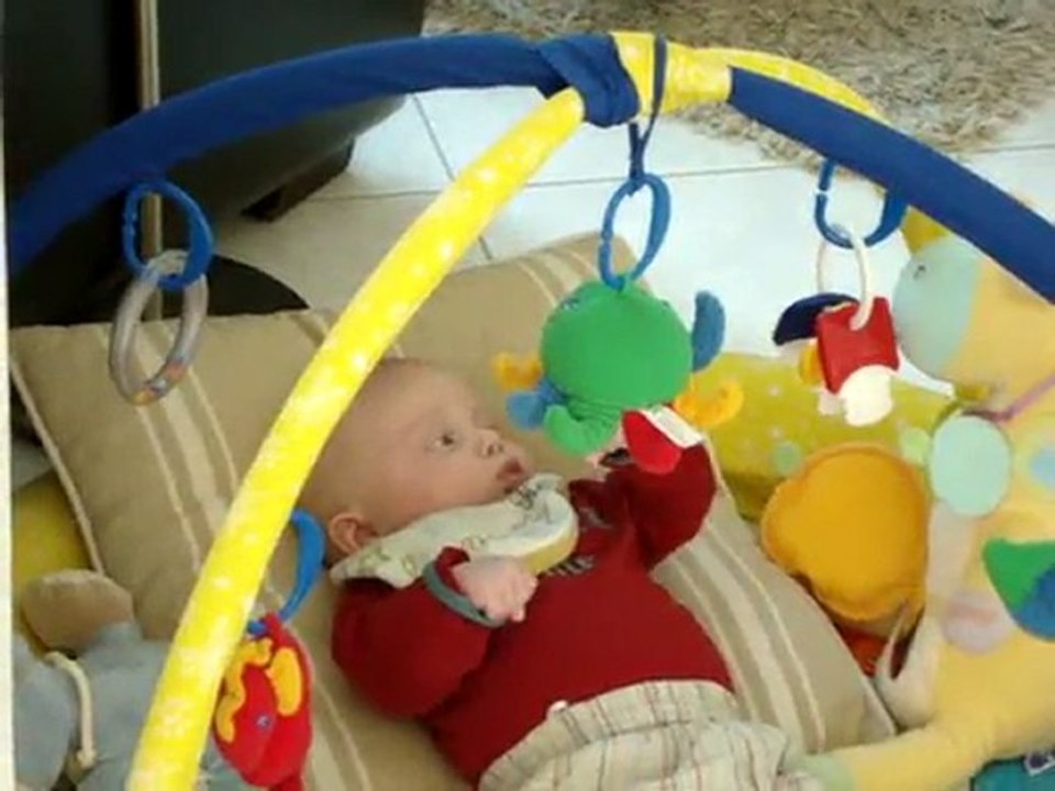 Axel découvre ses mains