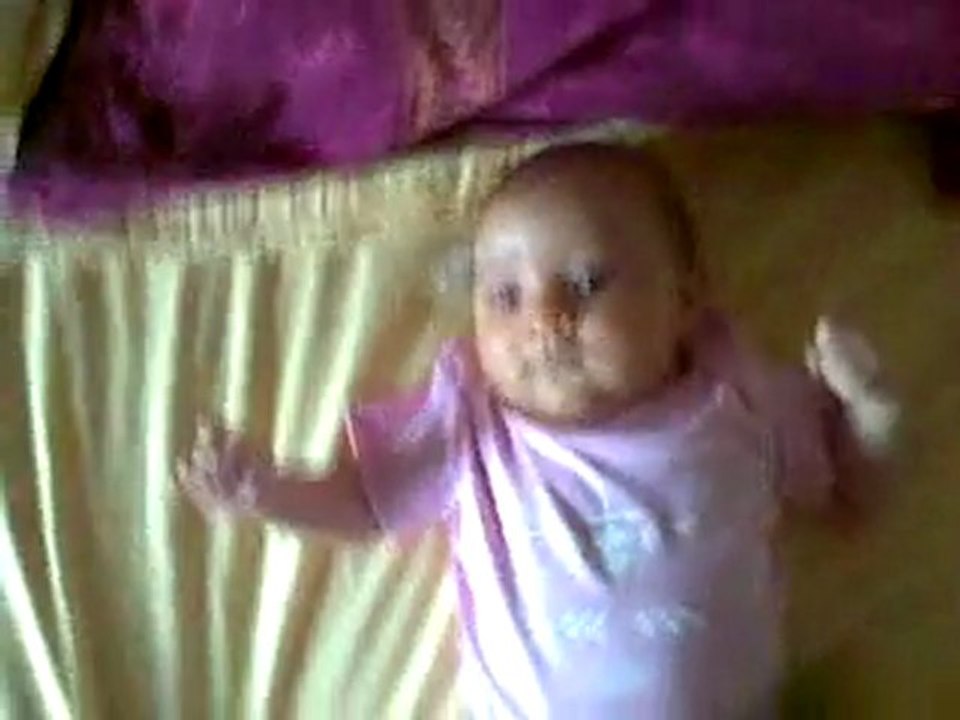 je m'amuse sur le lit avec mon grand frère