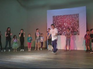 בי בוי בלונדי בביצועי ברייקדאנס