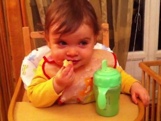 Pauline mange sa pomme