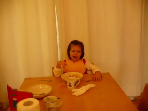 Capucine 3ans 10 mois chante