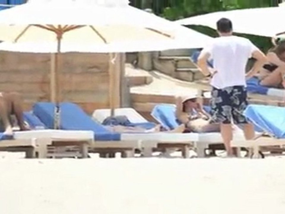 Courteney Cox Continues Vacation