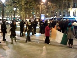 Rassemblement aux Champs Elysées le 04_04_2011contre les bombardements en Côte d'Ivoire part 4