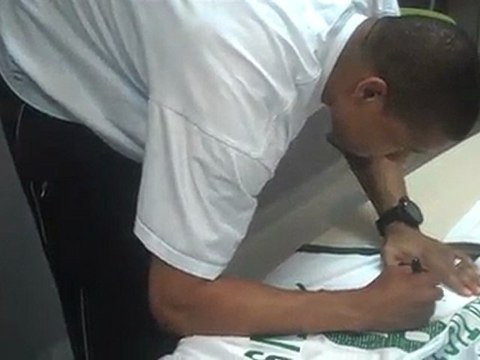 Ο Mike Batiste υπογράφει φανέλες για τους αναγνώστες