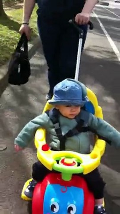 Lucas Sur Sa Voiture