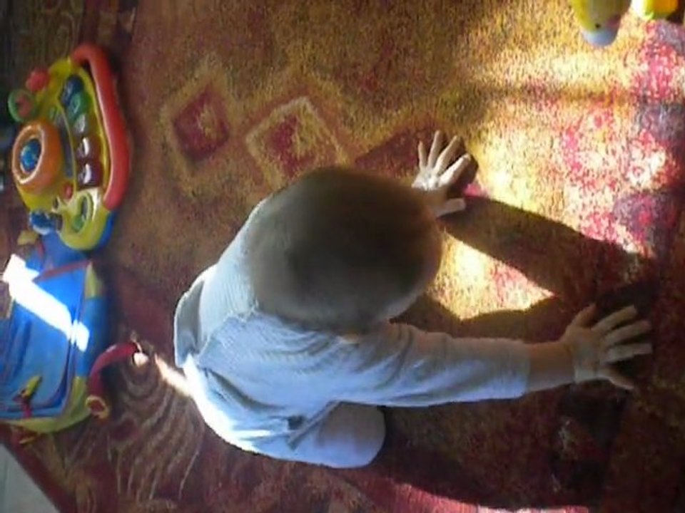 Naël marche à 4 pattes façon pachydermique !!!