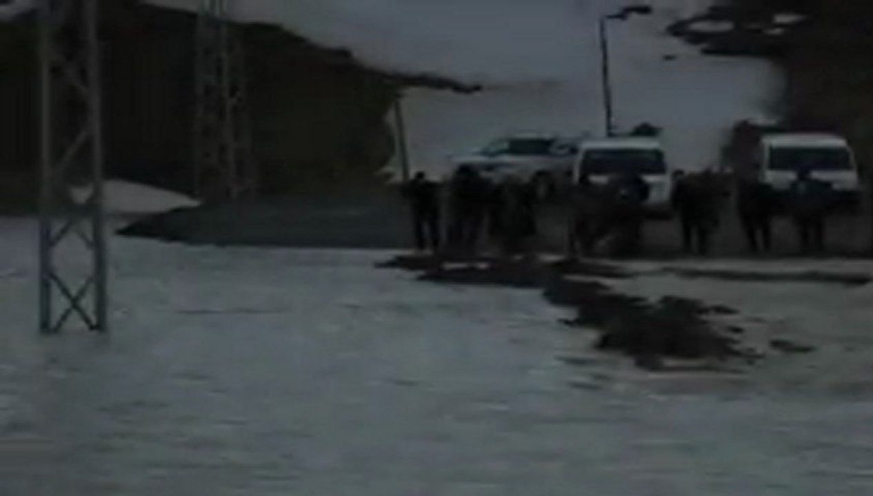 Yüksekova'da dere taştı köy yolu kapandı